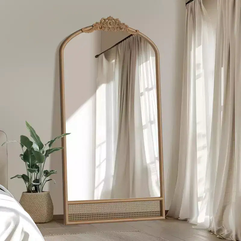 Specchio da parete marrone con cornice in legno ad arco intagliata classica e base in rattan, 37 pollici L x 71 pollici A