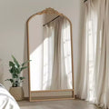 Specchio da parete marrone con cornice in legno ad arco intagliata classica e base in rattan, 37 pollici L x 71 pollici A