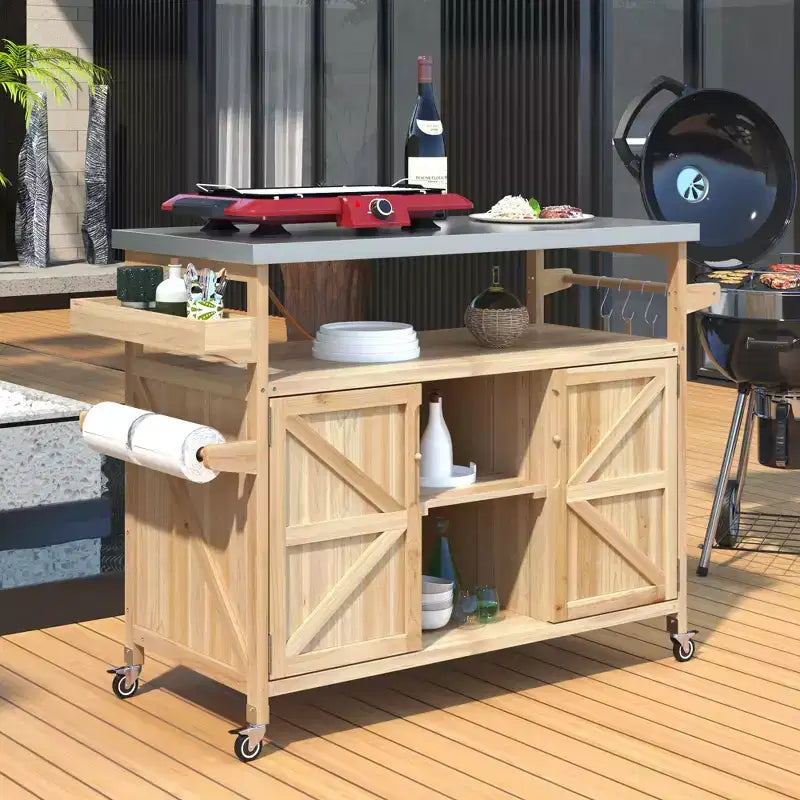 Isola per cucina Okak Outdoor con piano in acciaio inossidabile, carrello da cucina in legno con ante, ripiani e porta spezie, isola da cucina con ruote