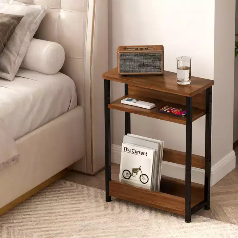 COZONY Tavolino stretto con 3 ripiani e portariviste, Tavolino sottile per piccoli spazi, Comodino moderno e sottile per soggiorno