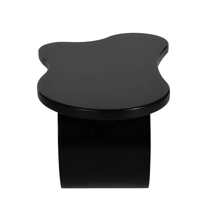 Tavolino da caffè Cloud in legno, tavolino laterale irregolare color crema con gambe curve, tavolino centrale piccolo con bordo arrotondato per soggiorno