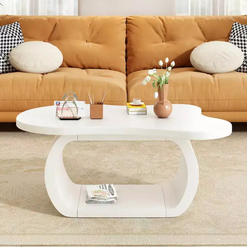 Tavolino da caffè Cloud in legno, tavolino laterale irregolare color crema con gambe curve, tavolino centrale piccolo con bordo arrotondato per soggiorno