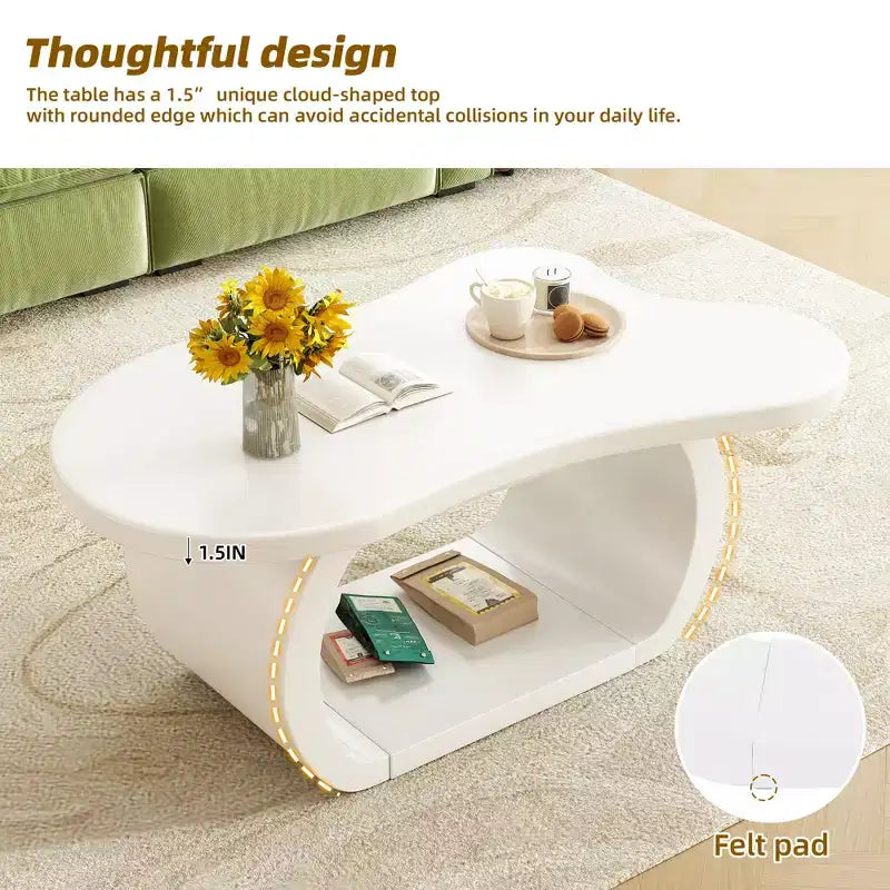 Tavolino da caffè Cloud in legno, tavolino laterale irregolare color crema con gambe curve, tavolino centrale piccolo con bordo arrotondato per soggiorno