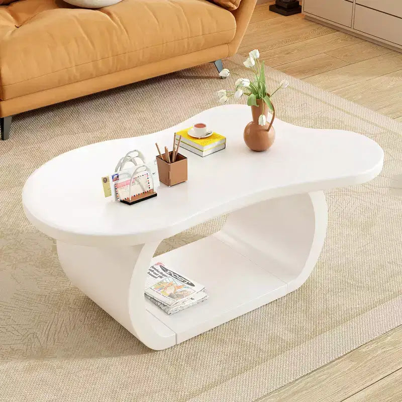 Tavolino da caffè Cloud in legno, tavolino laterale irregolare color crema con gambe curve, tavolino centrale piccolo con bordo arrotondato per soggiorno