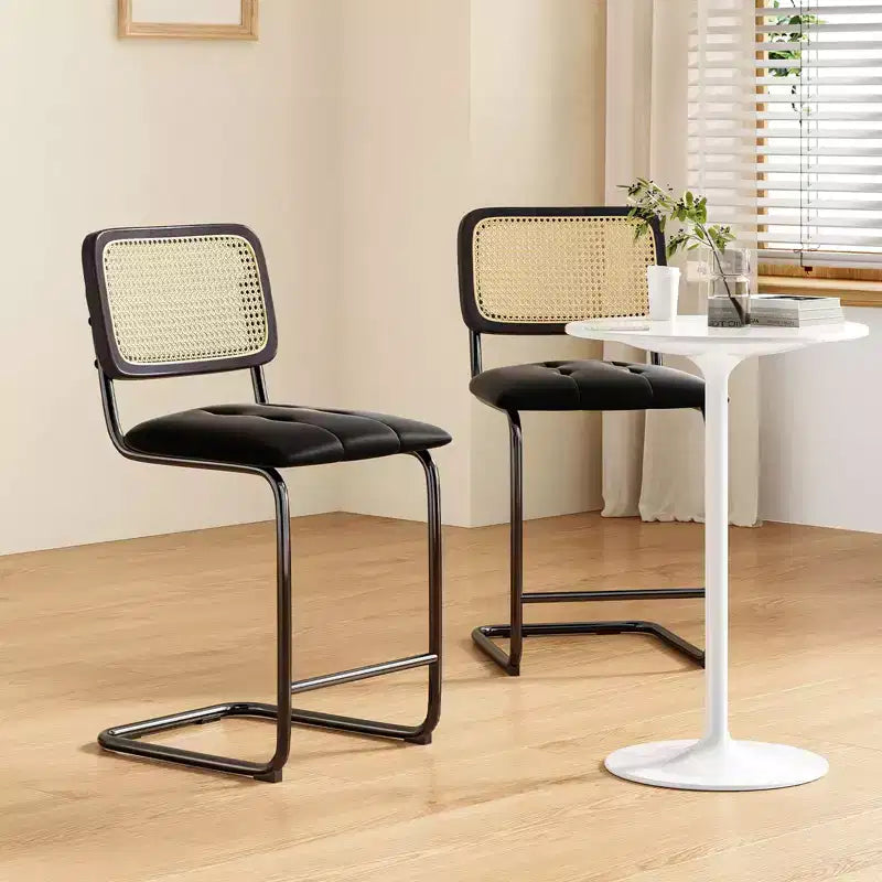 Okak Sgabelli da bancone da 24 pollici, set da 2, sgabelli da bar rivestiti in pelle PU con schienale in rattan naturale, sedie da bar moderne senza braccioli per isola cucina