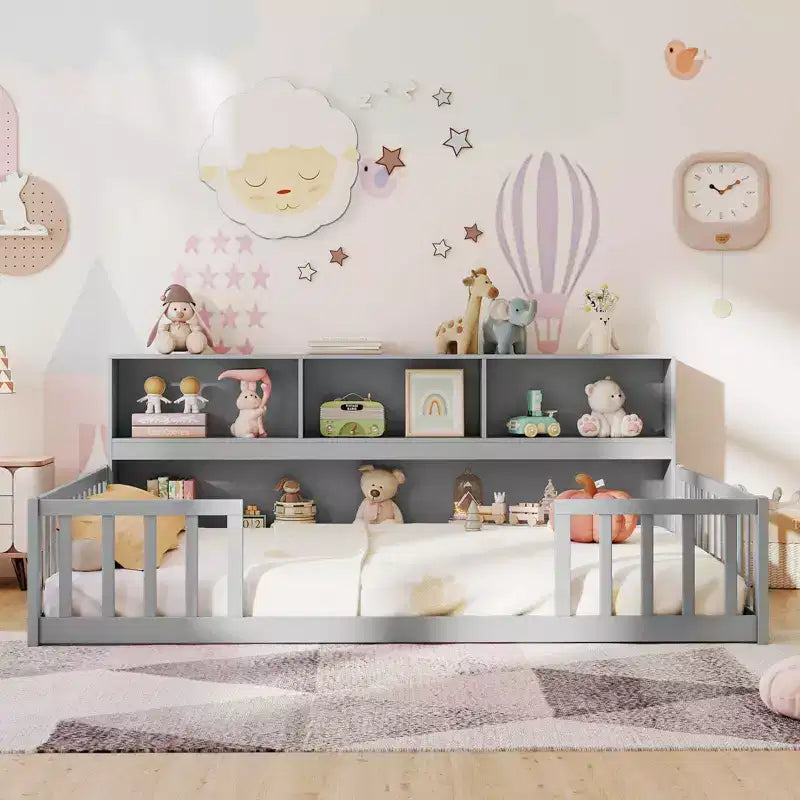 Letto a terra Montessori per materasso singolo/una piazza e mezza con libreria, ripiani e sponde di sicurezza bianco/grigio