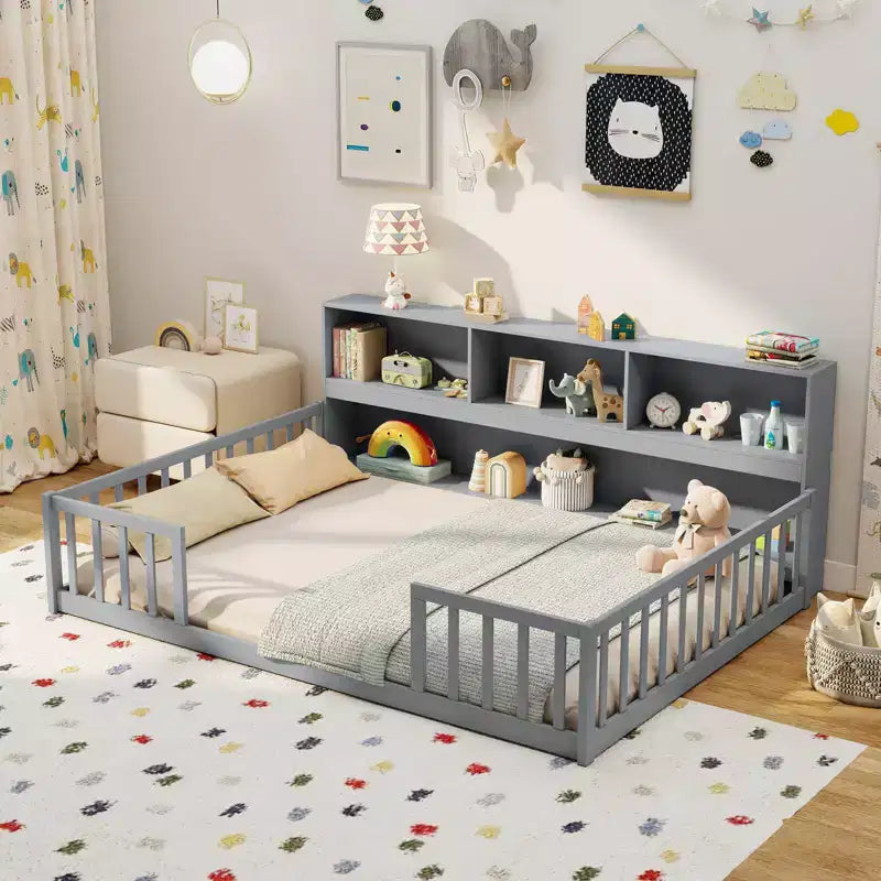 Letto a terra Montessori per materasso singolo/una piazza e mezza con libreria, ripiani e sponde di sicurezza bianco/grigio