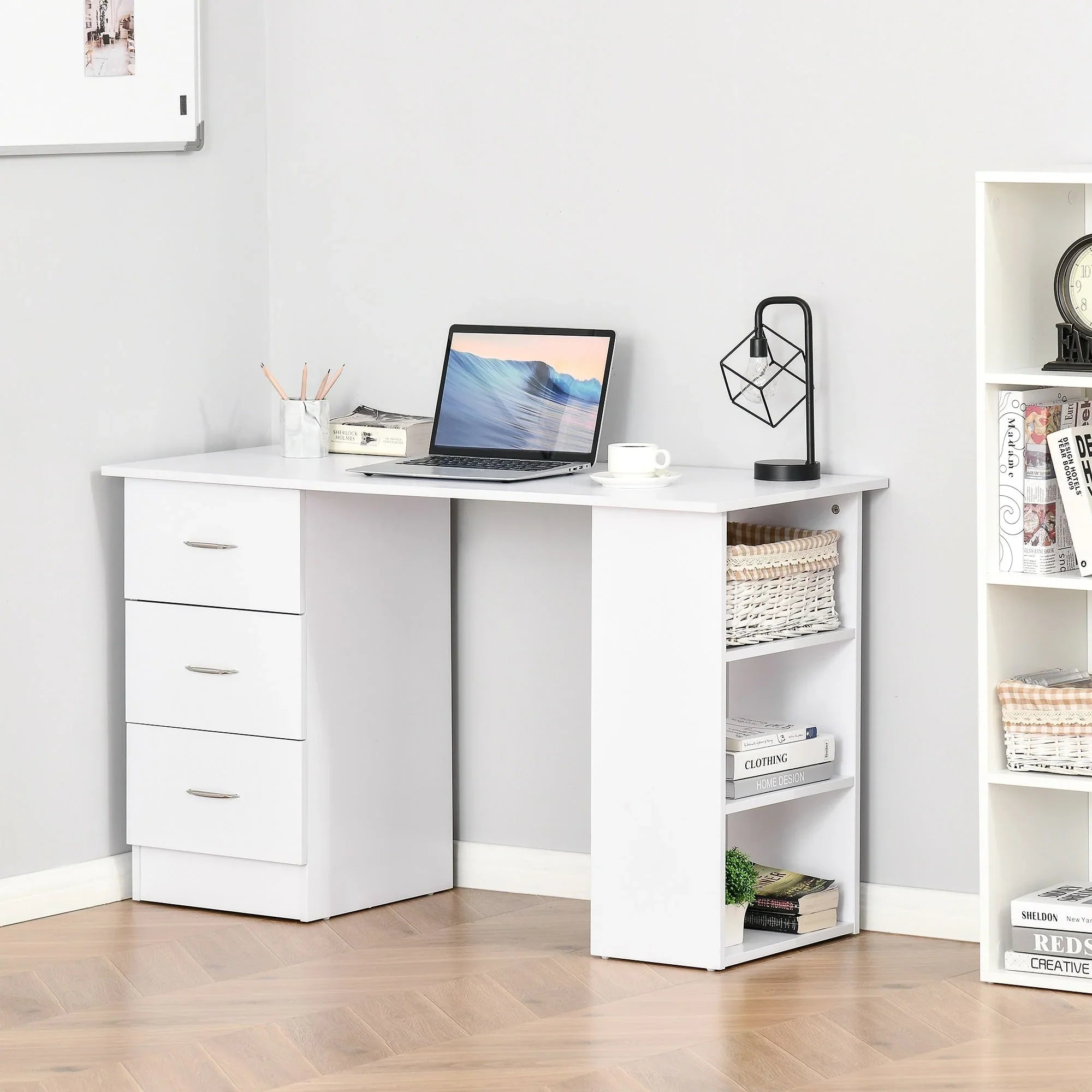 HOMCOM 47" Scrivania per Computer da Ufficio Moderna con Libreria, Tavolo da Scrittura Workstation con 3 Cassetti e Ripiano - Bianco