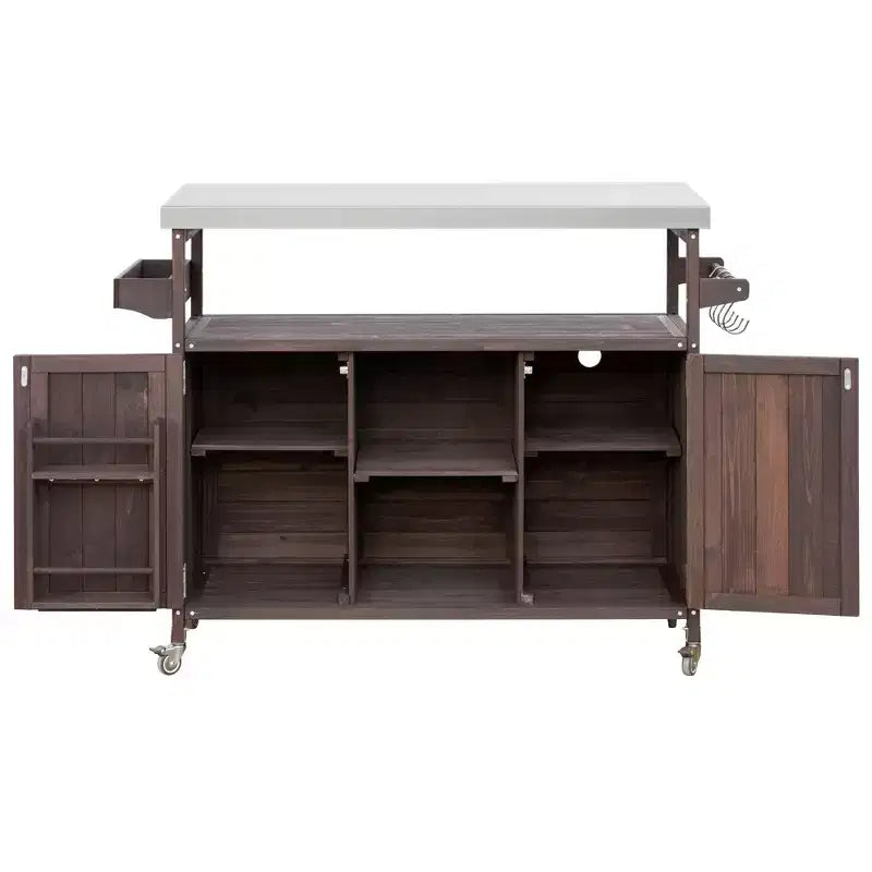 Isola per cucina Okak Outdoor con piano in acciaio inossidabile, carrello da cucina in legno con ante, ripiani e porta spezie, isola da cucina con ruote