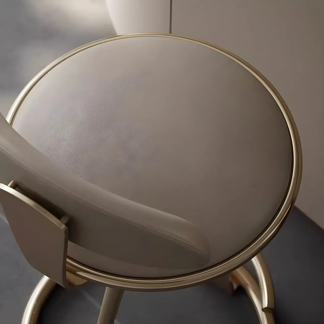 Sgabello da bar in lussuosa pelle beige con elegante struttura in metallo dorato