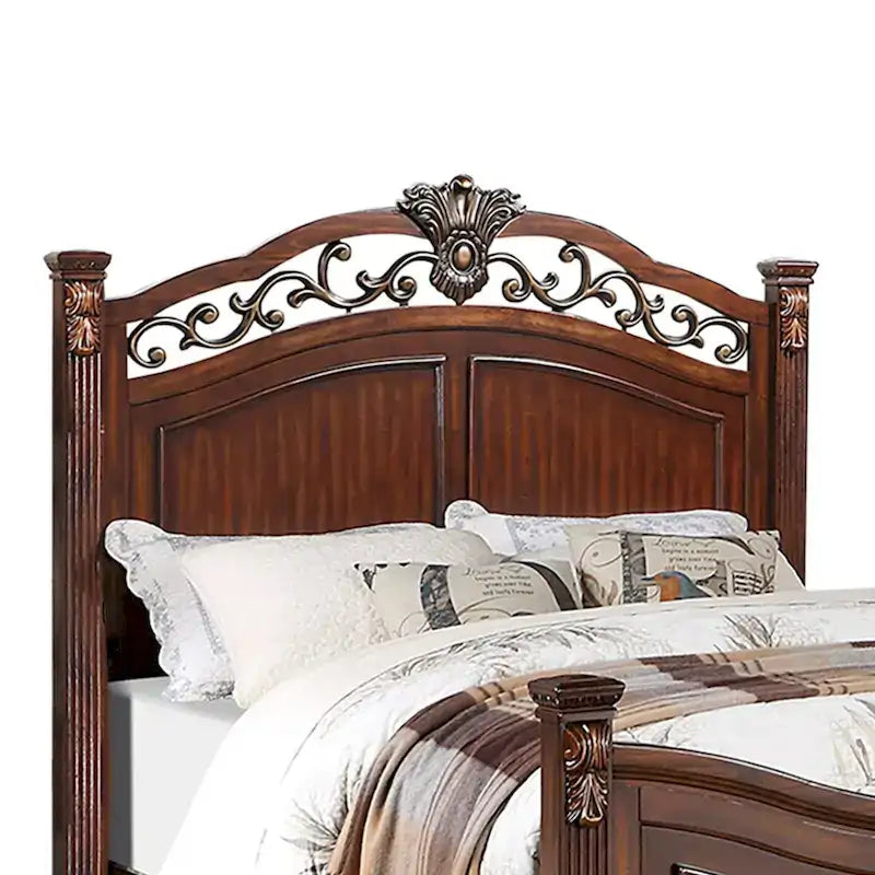 Letto in legno con testiera intagliata in ciliegio scuro
