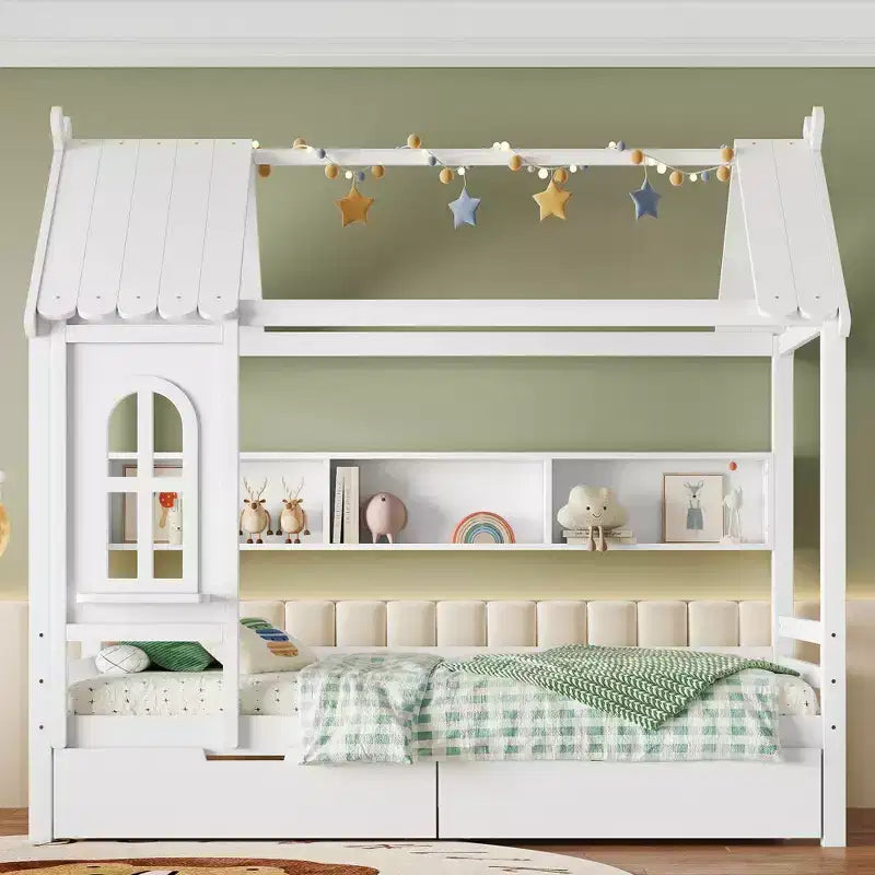 Letto a piattaforma a forma di casa con cassetti contenitori e finestra, struttura in legno massello con mensole, design giocoso per bambini, bianco chiaro