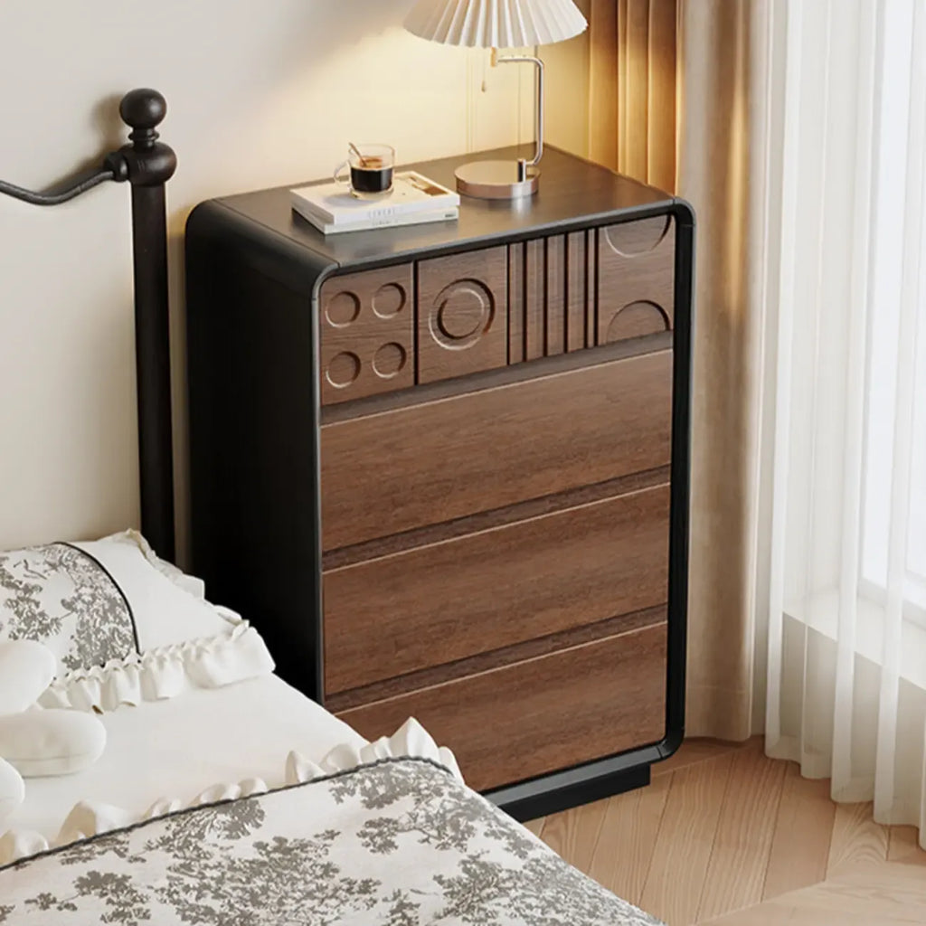 Cassettiera in legno ispirata all'Art Déco con intagli geometrici