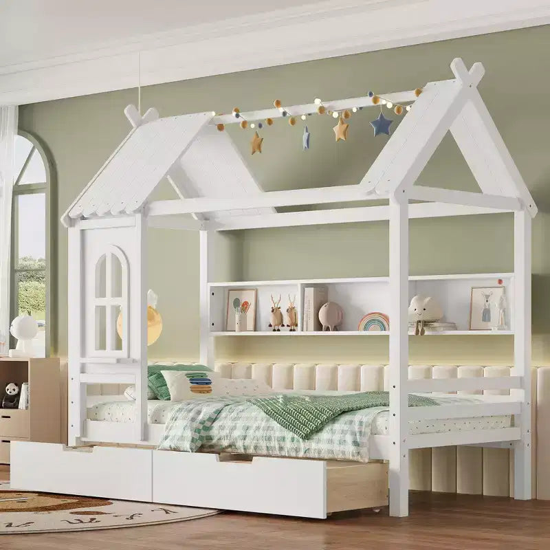 Letto a piattaforma a forma di casa con cassetti contenitori e finestra, struttura in legno massello con mensole, design giocoso per bambini, bianco chiaro