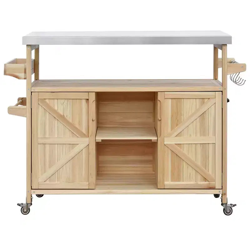 Isola per cucina Okak Outdoor con piano in acciaio inossidabile, carrello da cucina in legno con ante, ripiani e porta spezie, isola da cucina con ruote