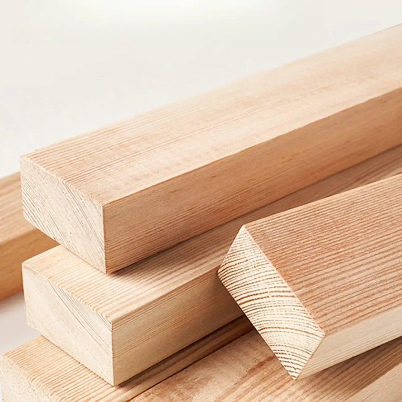 Libreria verticale angolare in legno con schienale aperto e finitura naturale