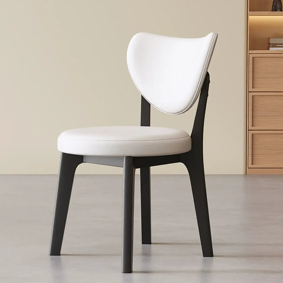 Sedia da pranzo moderna senza braccioli con schienale ad ala in similpelle