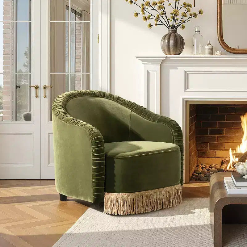 Poltrona Jennifer Taylor Home Serena 31,5" con schienale a botte arricciato e frange Bullion, velluto performance verde oliva