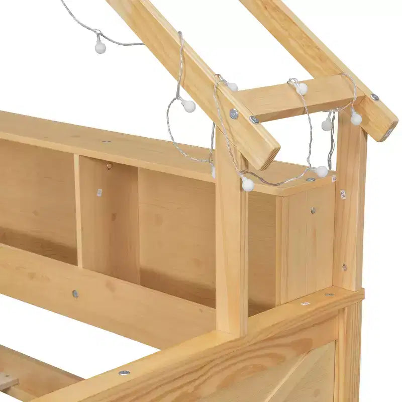 Struttura letto a casetta a grandezza naturale con cassetti, letto a piattaforma a casetta con luci LED, mensole e cassetti portaoggetti, divano letto in legno con tetto e sponda