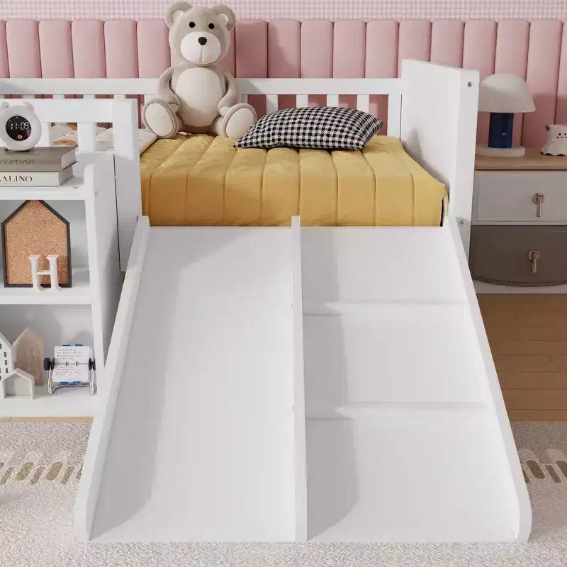 Whisen Letto a soppalco basso per bambini, una piazza e mezza, con scivolo, libreria mobile e sponde di sicurezza