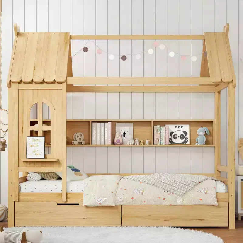 Letto a piattaforma a forma di casa con cassetti contenitori e finestra, struttura in legno massello con mensole, design giocoso per bambini, bianco chiaro