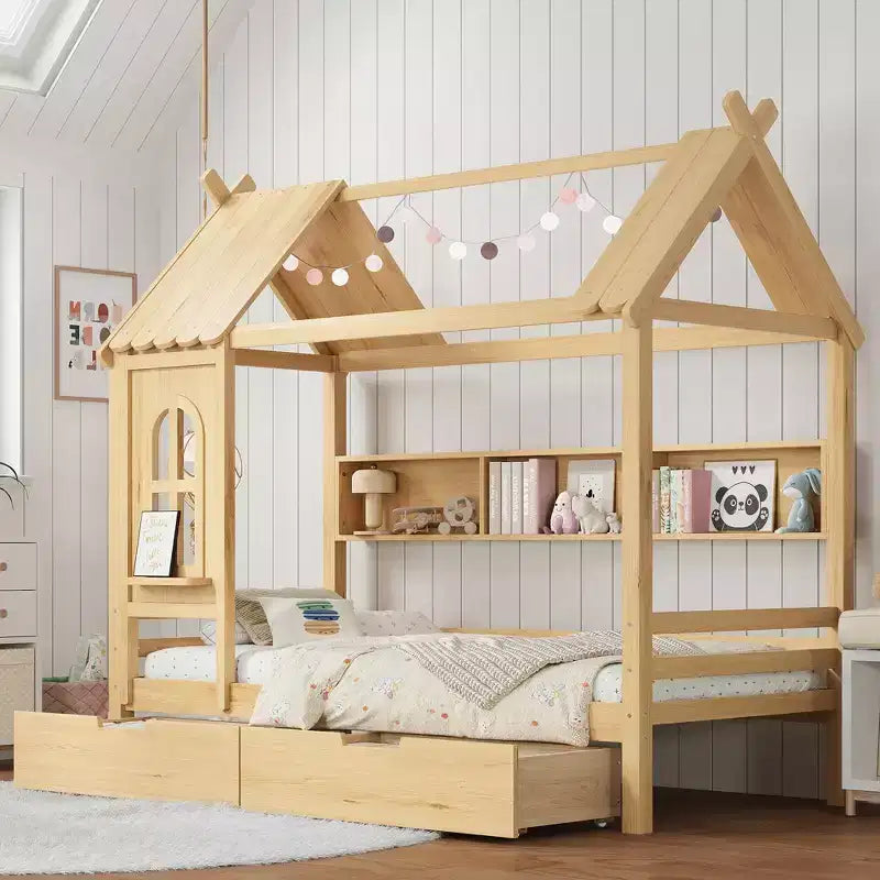 Letto a piattaforma a forma di casa con cassetti contenitori e finestra, struttura in legno massello con mensole, design giocoso per bambini, bianco chiaro