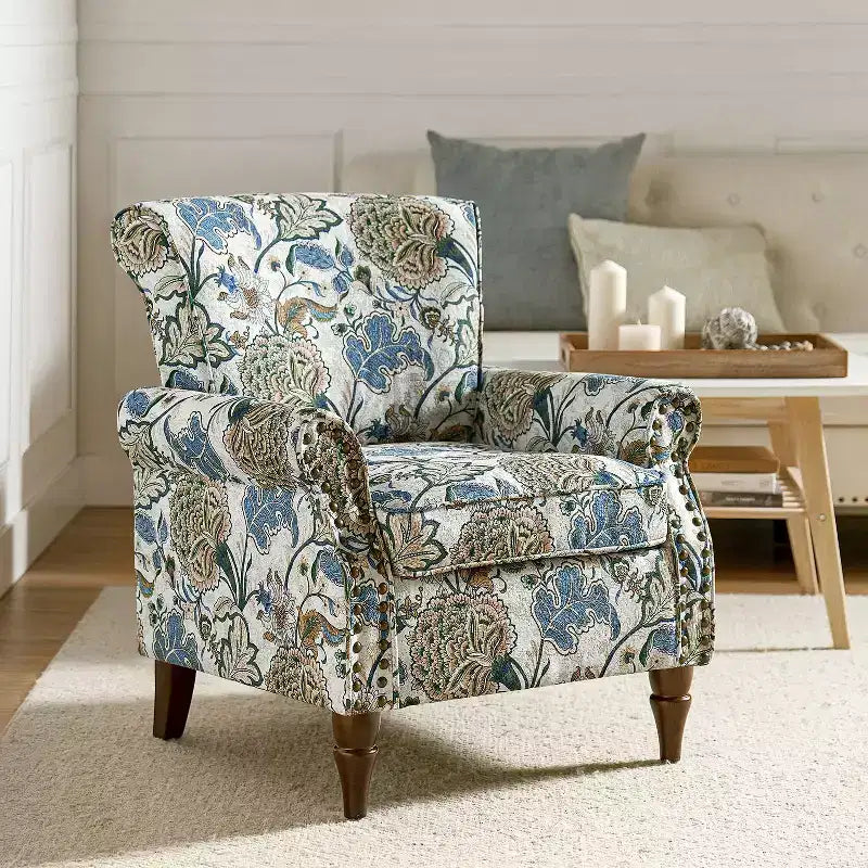 Poltrona Araceli Tradizionale in Legno Imbottita Floreale con Schienale Alto e Borchie | ART OF LIVING DESIGNS