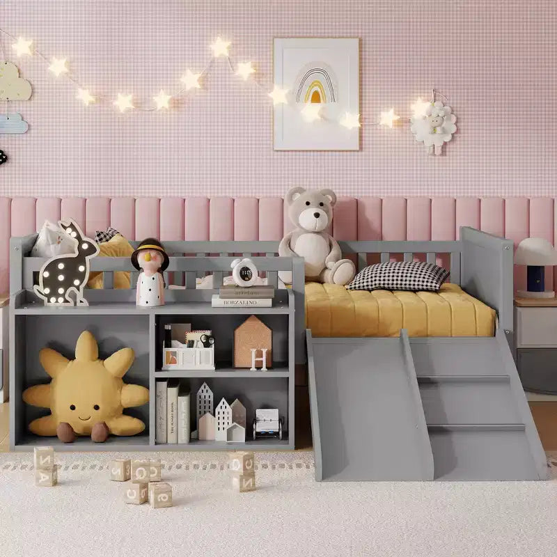 Whisen Letto a soppalco basso per bambini, una piazza e mezza, con scivolo, libreria mobile e sponde di sicurezza