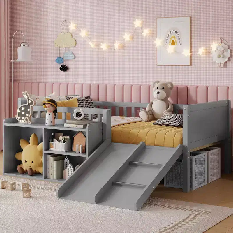 Whisen Letto a soppalco basso per bambini, una piazza e mezza, con scivolo, libreria mobile e sponde di sicurezza