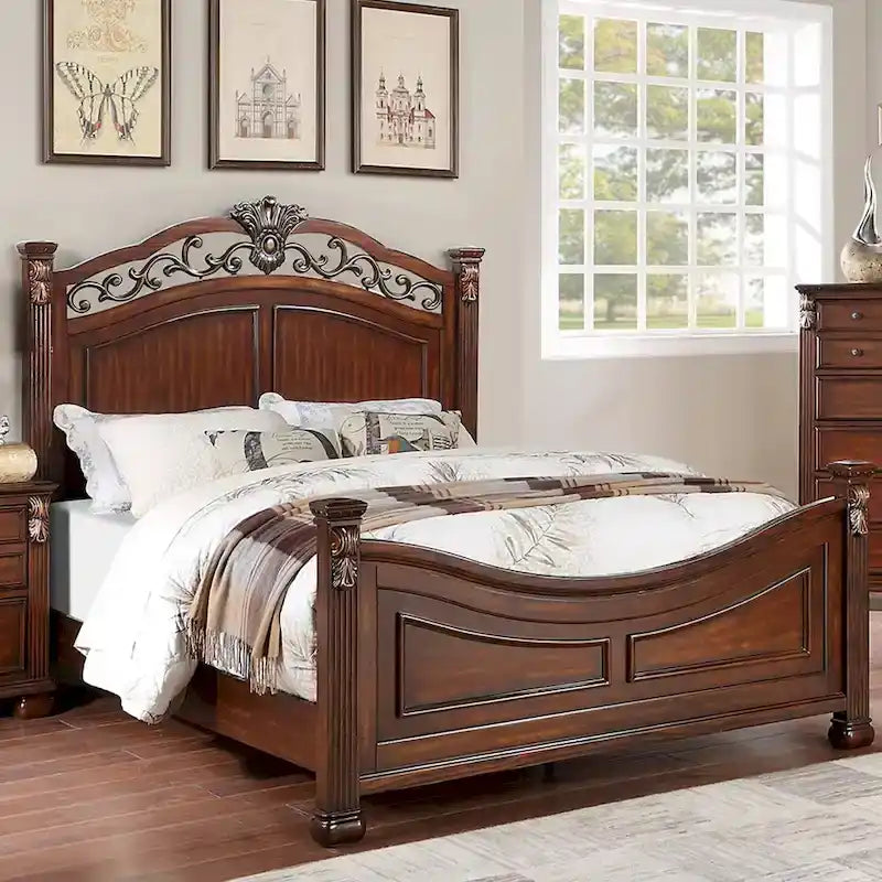 Letto in legno con testiera intagliata in ciliegio scuro