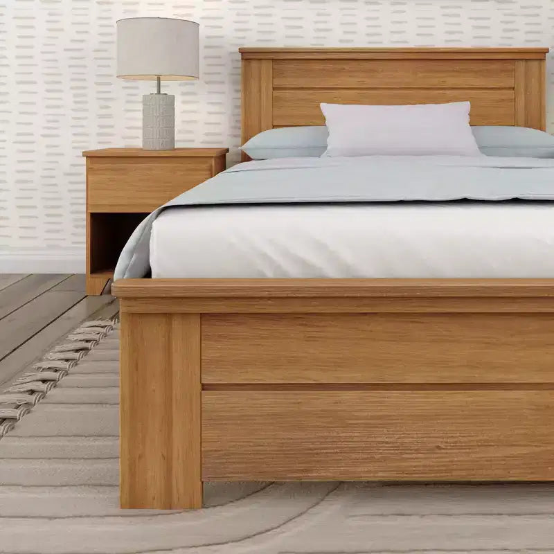 Telaio letto matrimoniale Plank+Beam Farmhouse con testiera, letto a piattaforma in legno massello