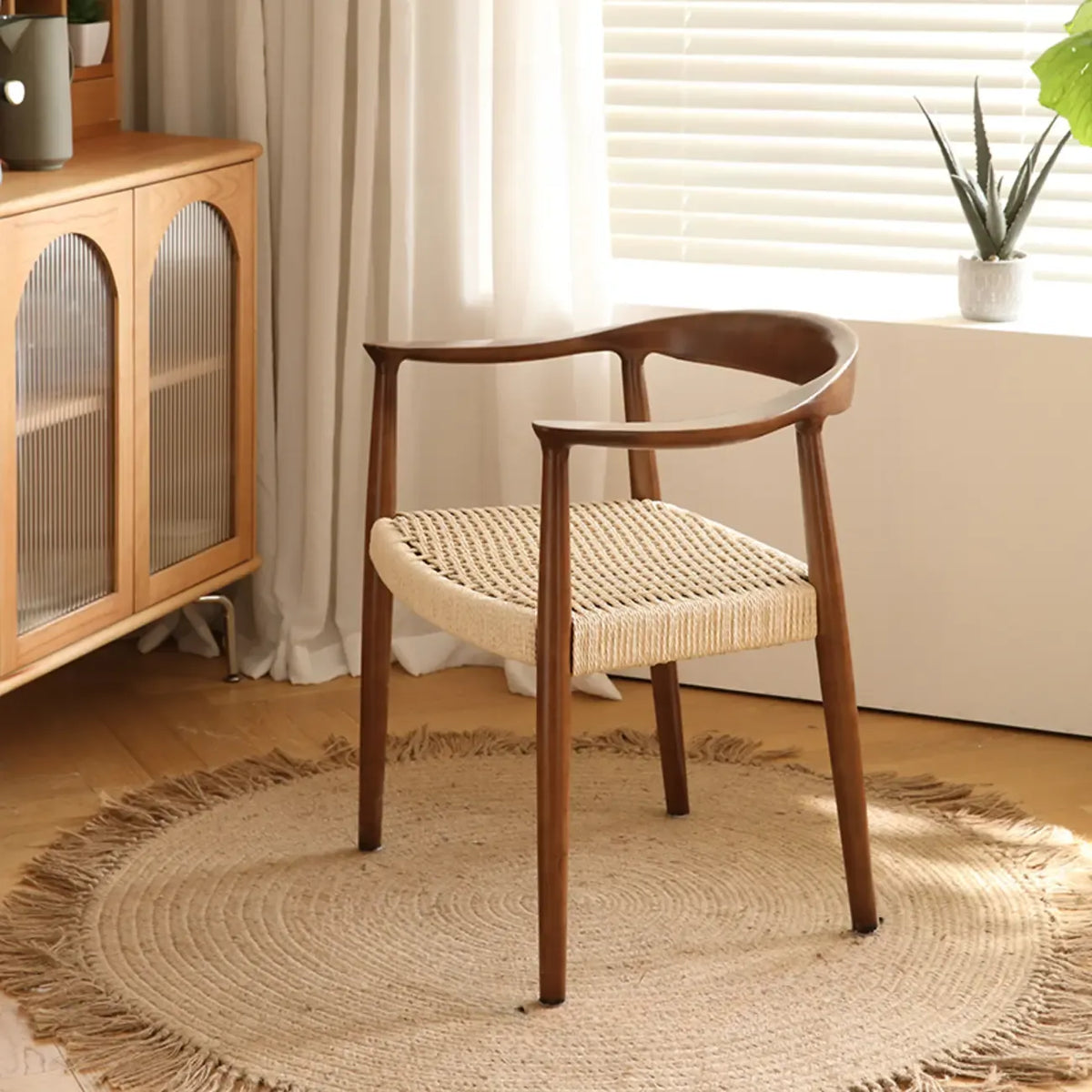 Sedia da pranzo scandinava con braccioli, seduta intrecciata in legno curvo