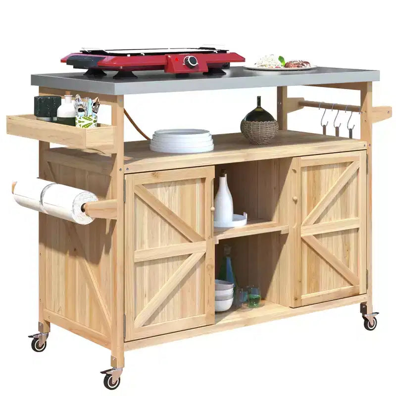 Isola per cucina Okak Outdoor con piano in acciaio inossidabile, carrello da cucina in legno con ante, ripiani e porta spezie, isola da cucina con ruote
