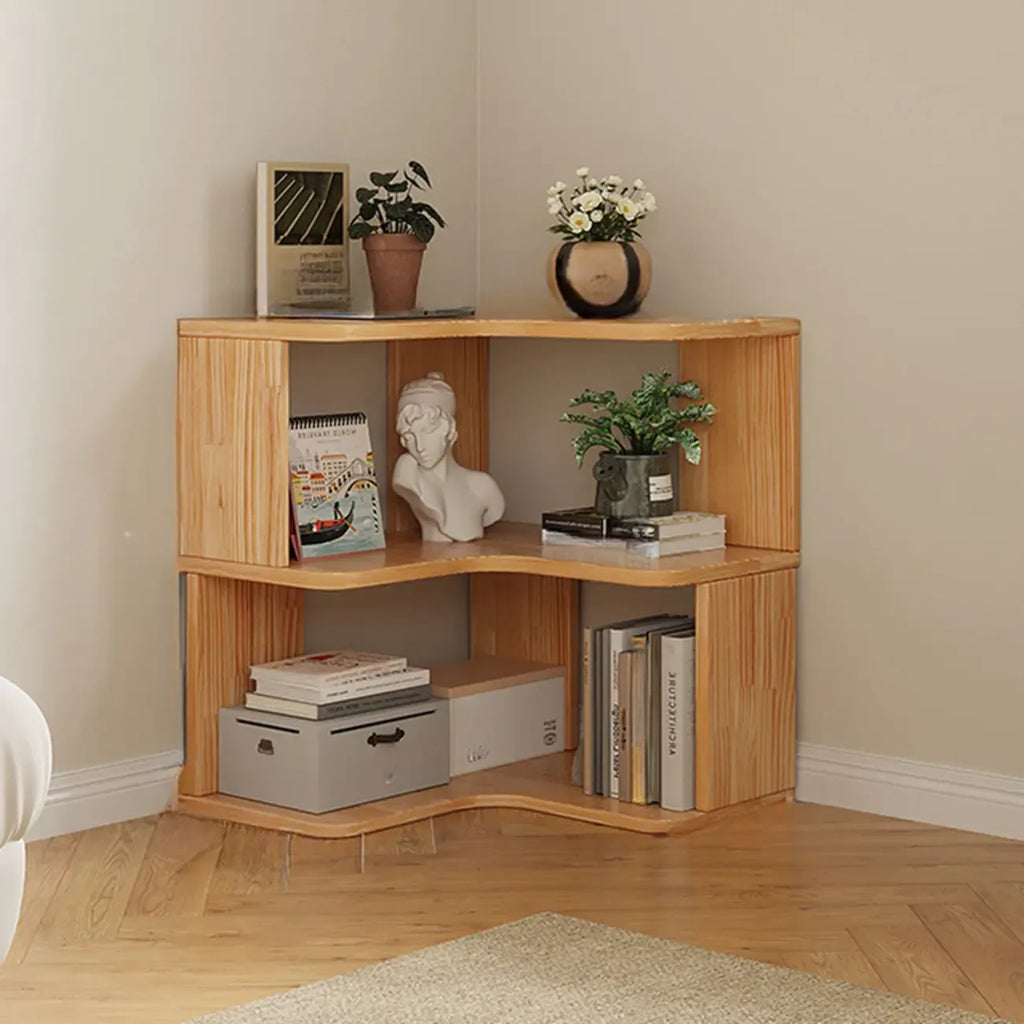Libreria verticale angolare in legno con schienale aperto e finitura naturale