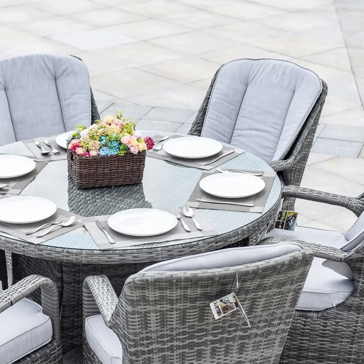 Set da pranzo rotondo da esterno in 7 pezzi in vimini di rattan con cuscini di Moda Furnishings