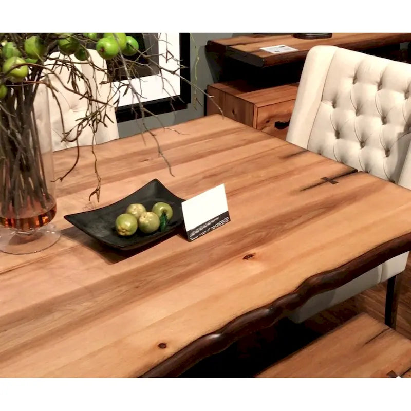 Collezione da pranzo con design artigianale a bordo vivo