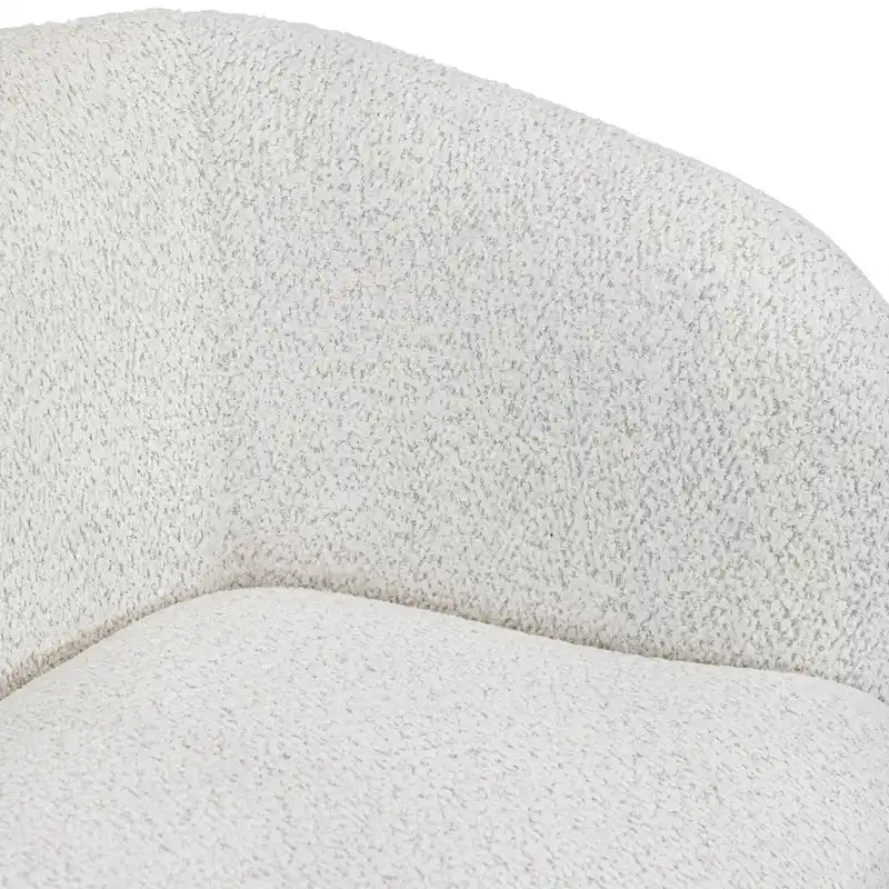 Divano curvo moderno Ophelia con braccioli in bouclé, seduta a rene e gambe rotonde in legno di Furniture of America