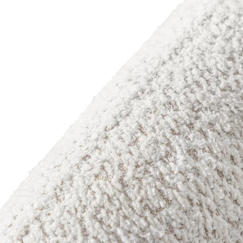 Divano curvo moderno Ophelia con braccioli in bouclé, seduta a rene e gambe rotonde in legno di Furniture of America