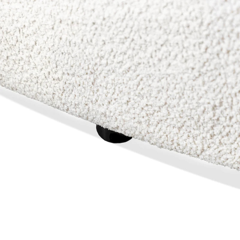 Divano curvo moderno Ophelia con braccioli in bouclé, seduta a rene e gambe rotonde in legno di Furniture of America