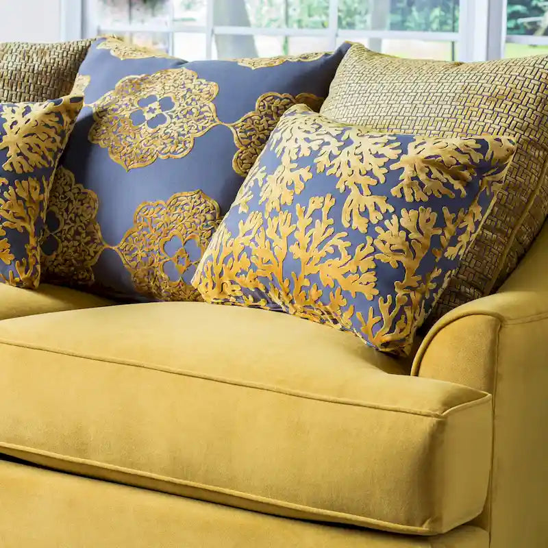 Divanetto imbottito Gisc Contemporary Fabric con borchie di Furniture of America