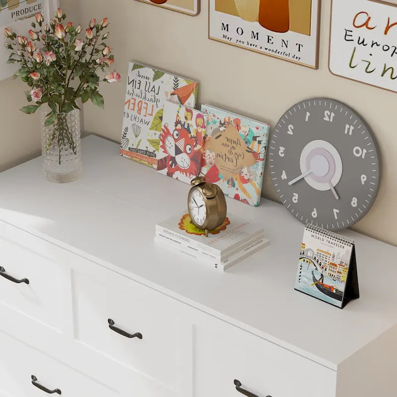 Cassettiera con letto a scomparsa bianco, ideale per sala feste, ufficio o per ottimizzare gli spazi.