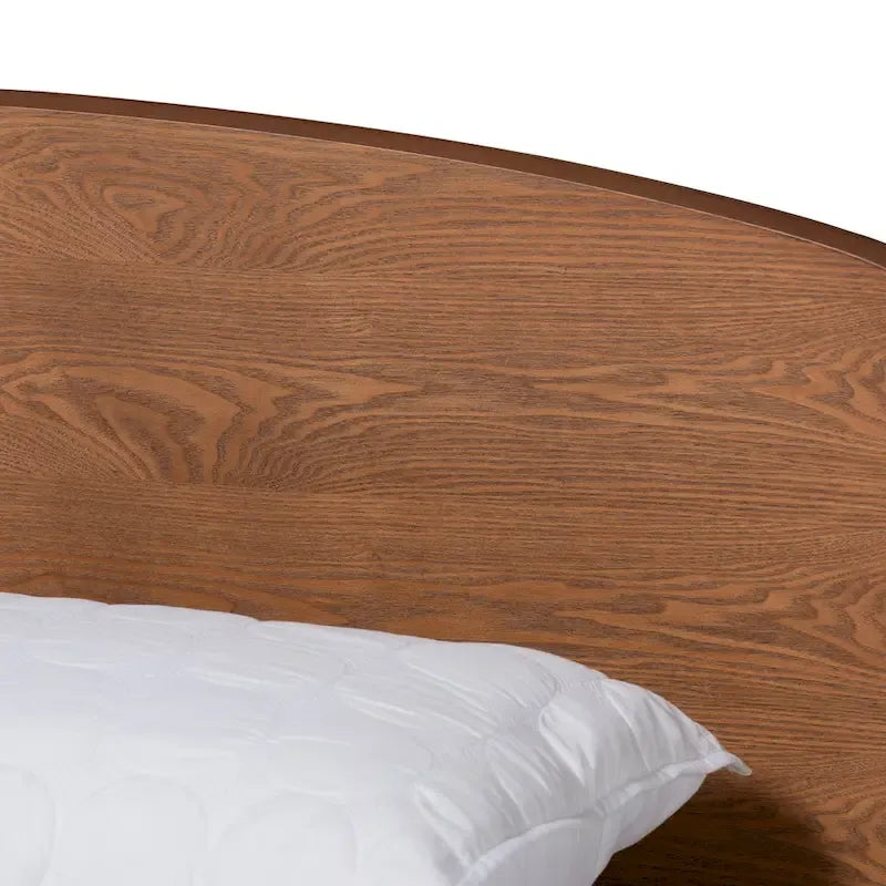 Letto a piattaforma Keagan in stile transizionale moderno di metà secolo con finitura noce