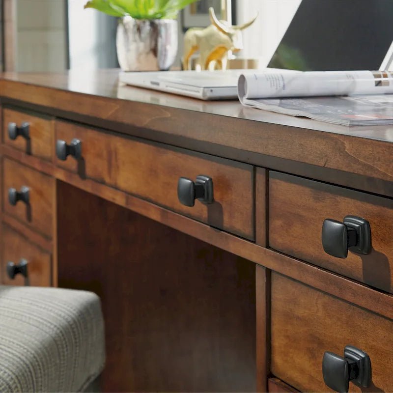 Scrivania direzionale con piedistallo Tahoe Aged Maple 54 W di Homestyles