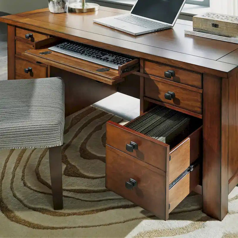 Scrivania direzionale con piedistallo Tahoe Aged Maple 54 W di Homestyles
