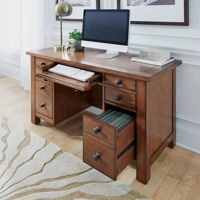 Scrivania direzionale con piedistallo Tahoe Aged Maple 54 W di Homestyles