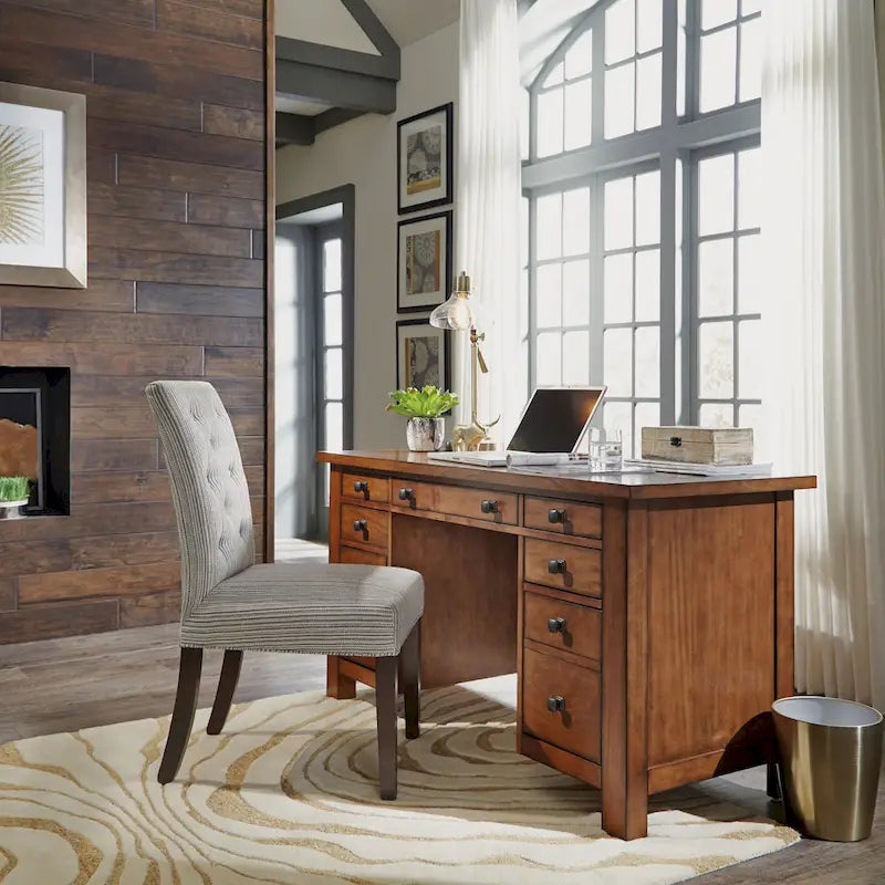 Scrivania direzionale con piedistallo Tahoe Aged Maple 54 W di Homestyles