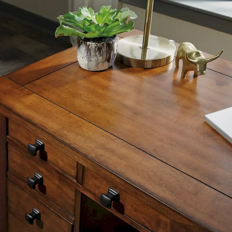 Scrivania direzionale con piedistallo Tahoe Aged Maple 54 W di Homestyles