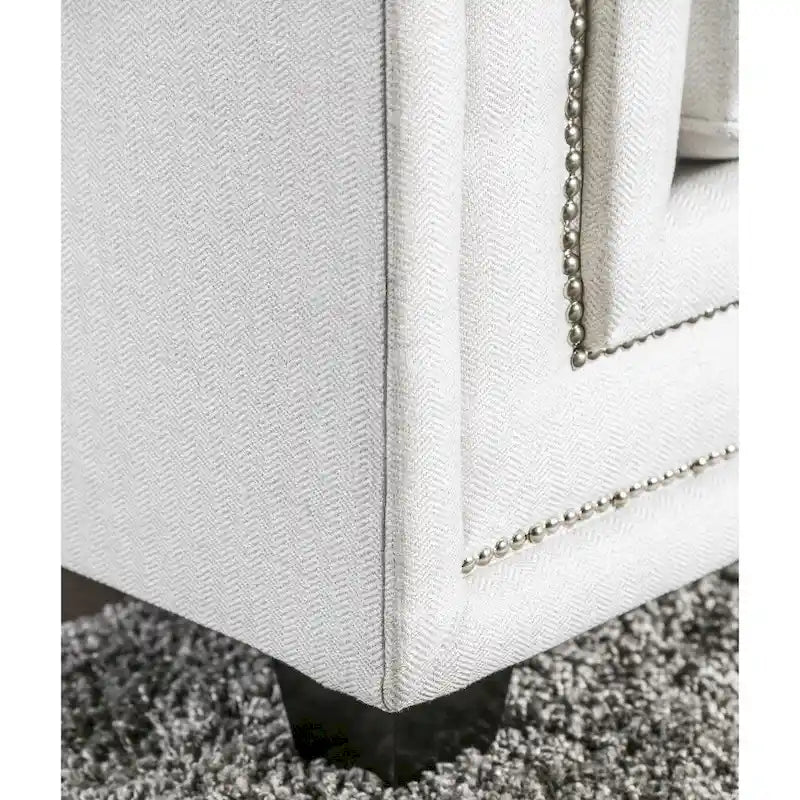 Divano Tigg contemporaneo rivestito in ciniglia bianca con borchie di Furniture of America