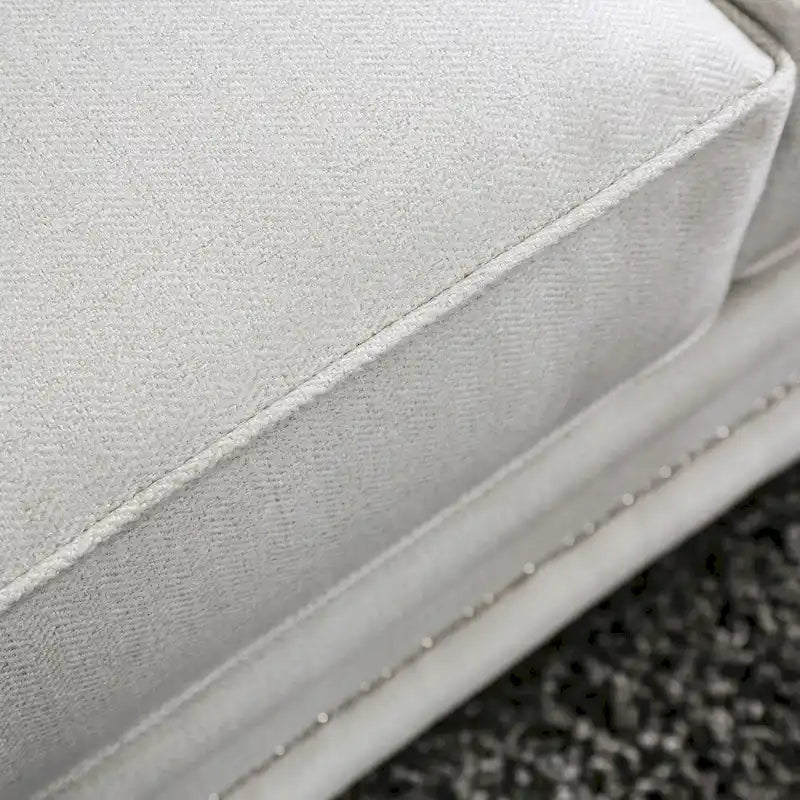 Divano Tigg contemporaneo rivestito in ciniglia bianca con borchie di Furniture of America