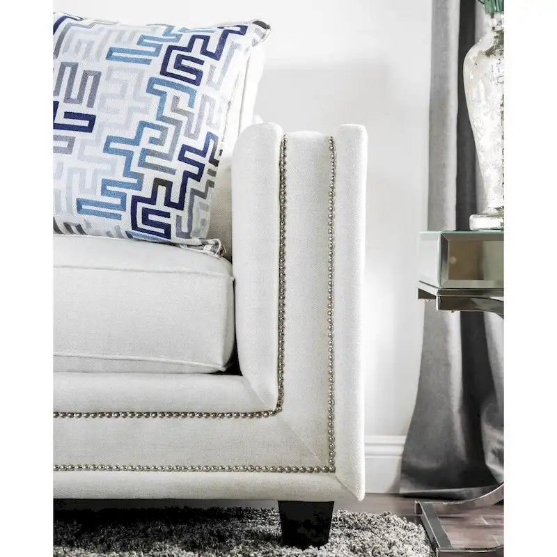 Divano Tigg contemporaneo rivestito in ciniglia bianca con borchie di Furniture of America